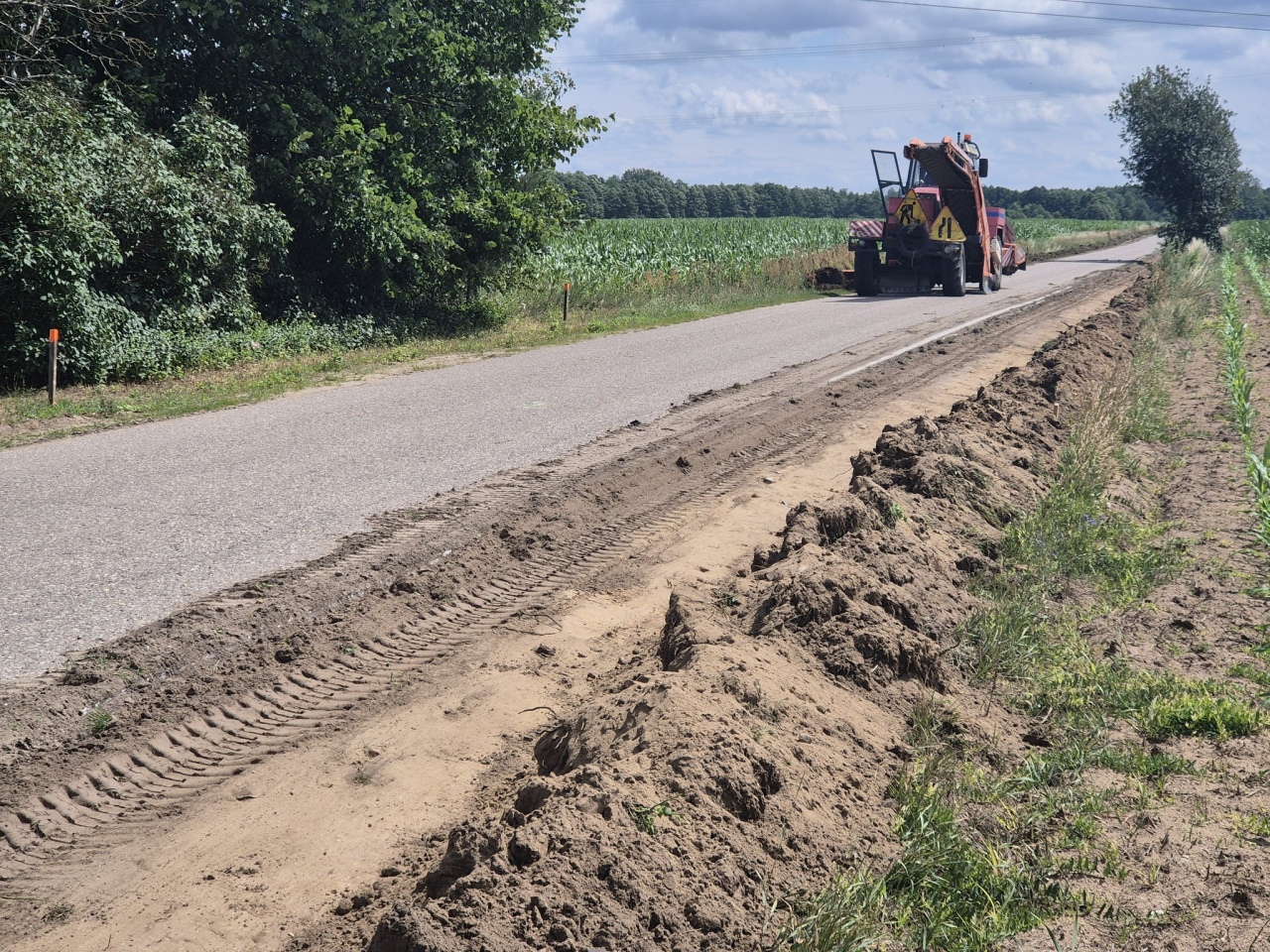 Nowa nawierzchnia na trasie Grodzisk - Janki [08.07.2024] - zdjęcie #2 - eOstroleka.pl