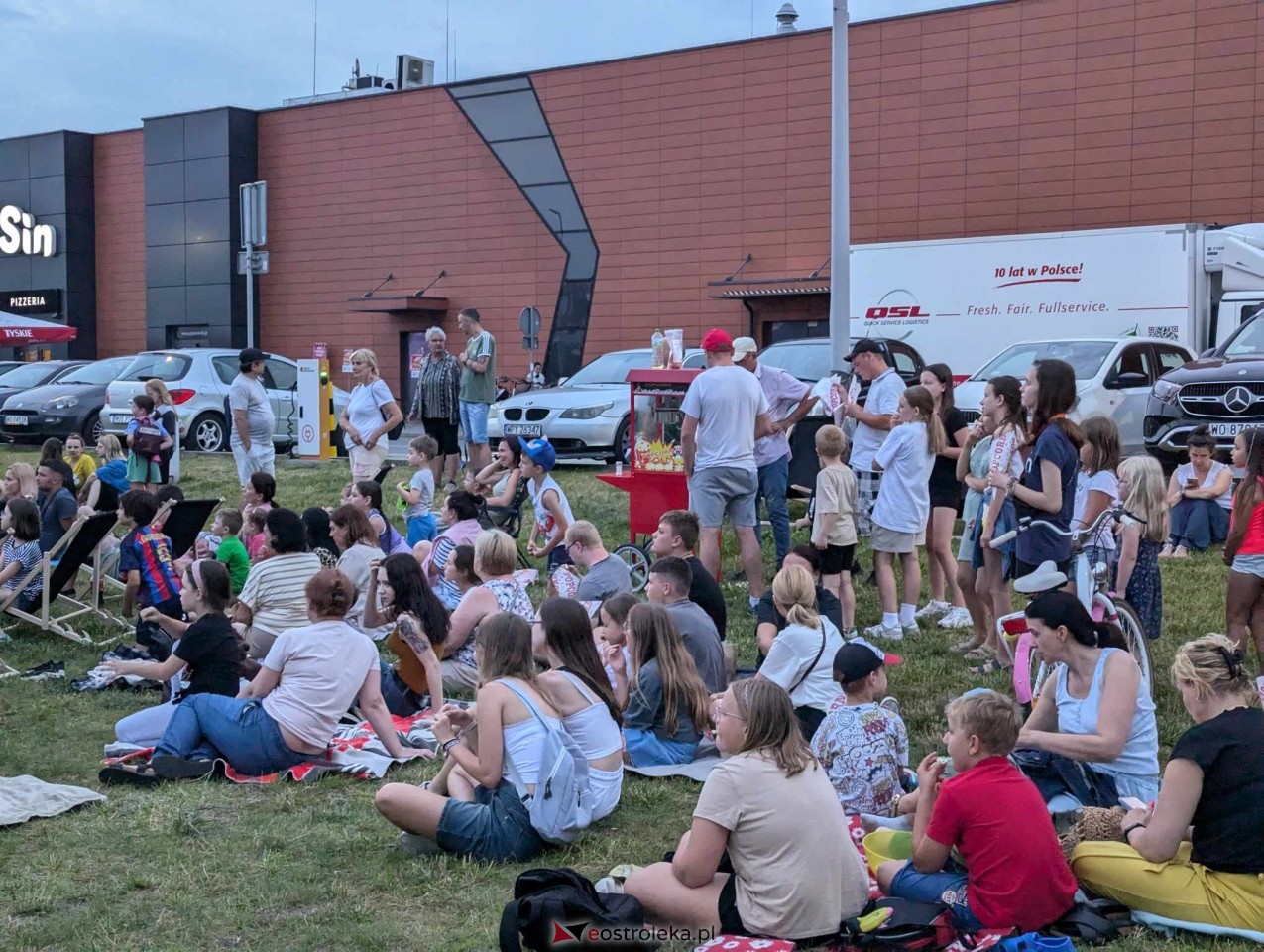 Kino plenerowe przy Galerii Bursztynowej [12.07.2024] - zdjęcie #47 - eOstroleka.pl