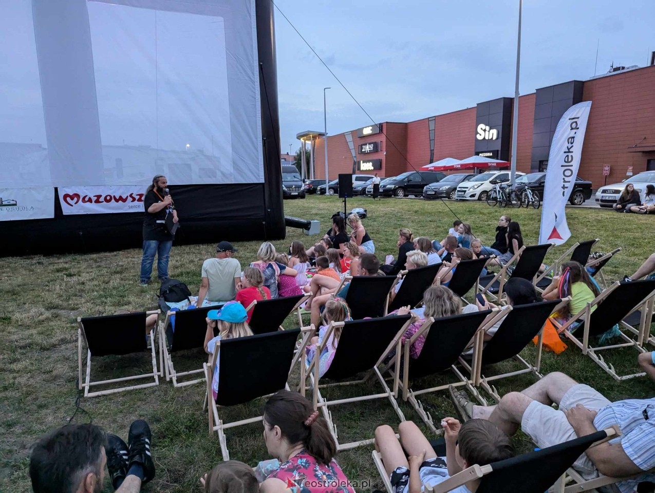Kino plenerowe przy Galerii Bursztynowej [12.07.2024] - zdjęcie #44 - eOstroleka.pl