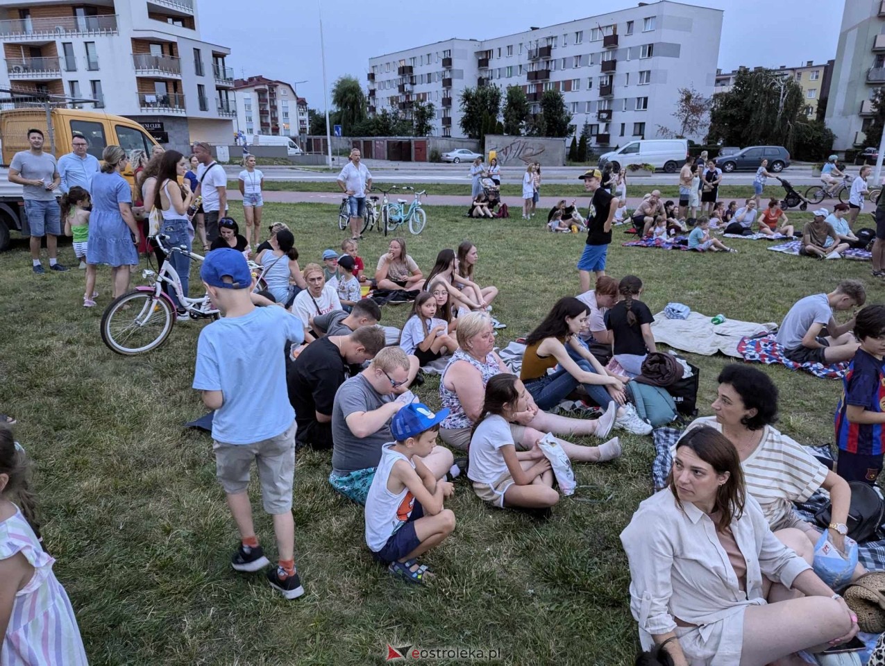 Kino plenerowe przy Galerii Bursztynowej [12.07.2024] - zdjęcie #41 - eOstroleka.pl