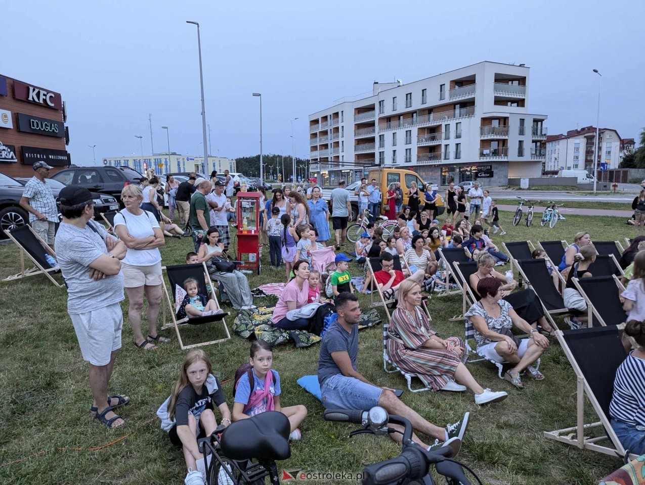 Kino plenerowe przy Galerii Bursztynowej [12.07.2024] - zdjęcie #36 - eOstroleka.pl