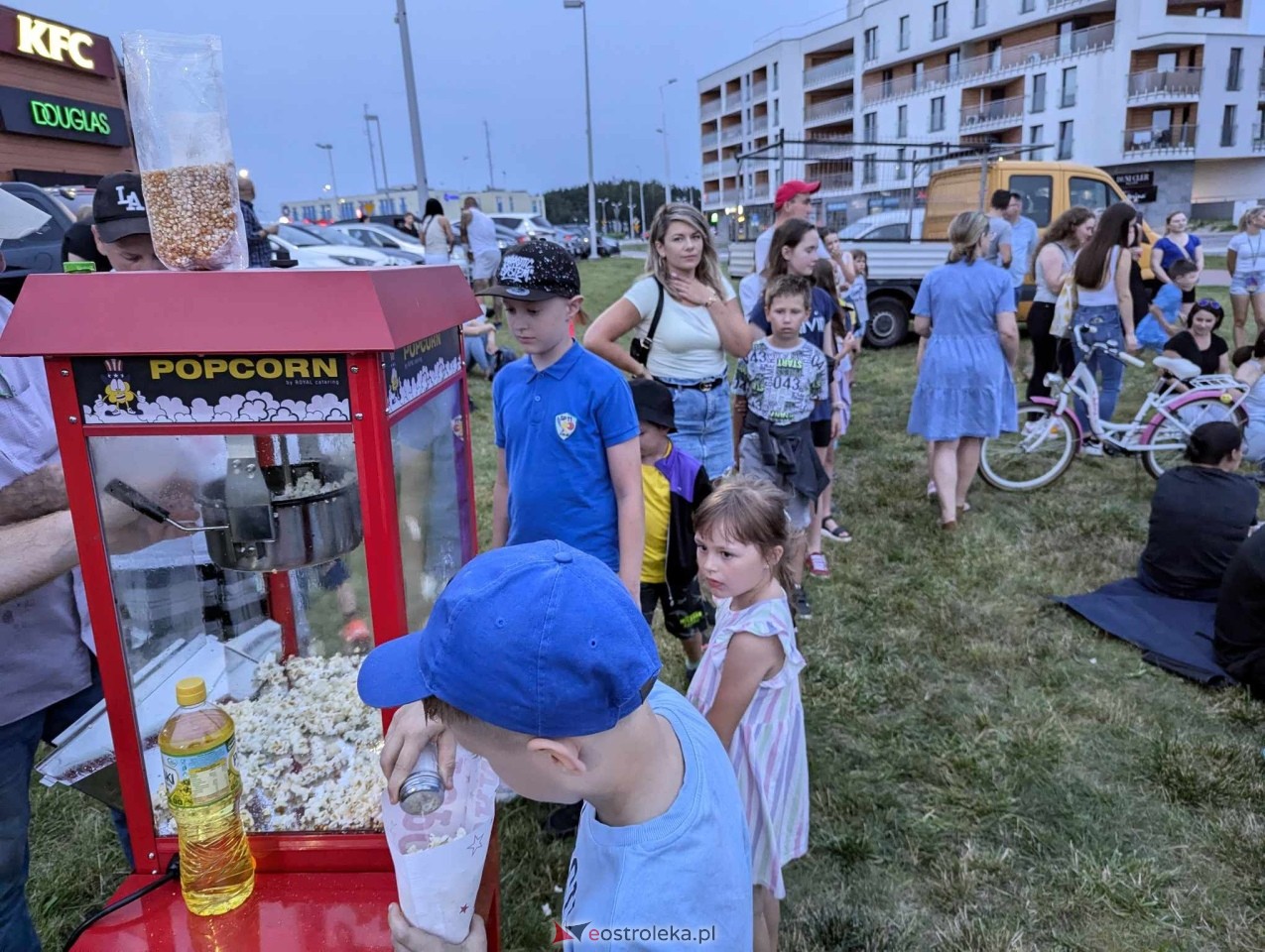 Kino plenerowe przy Galerii Bursztynowej [12.07.2024] - zdjęcie #32 - eOstroleka.pl