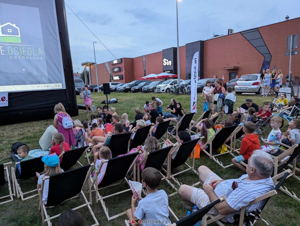 Kino plenerowe przy Galerii Bursztynowej [12.07.2024] - zdjęcie #25 - eOstroleka.pl