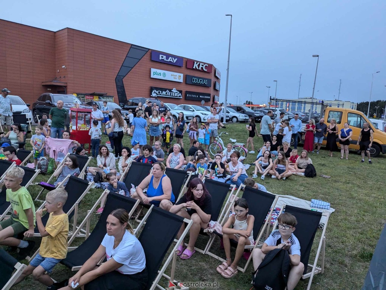 Kino plenerowe przy Galerii Bursztynowej [12.07.2024] - zdjęcie #19 - eOstroleka.pl