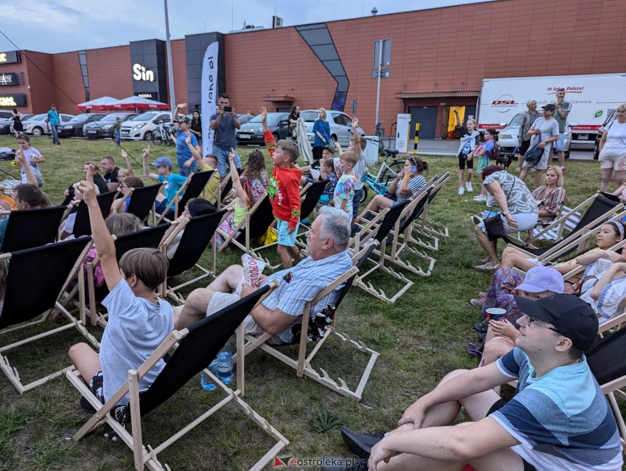 Kino plenerowe przy Galerii Bursztynowej [12.07.2024] - zdjęcie #17 - eOstroleka.pl