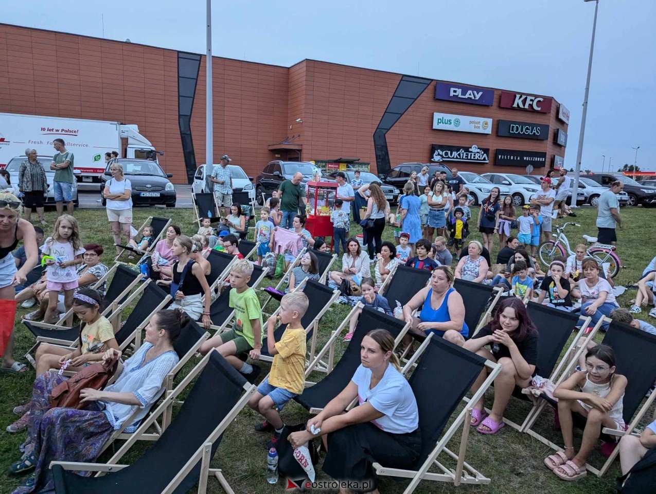 Kino plenerowe przy Galerii Bursztynowej [12.07.2024] - zdjęcie #16 - eOstroleka.pl