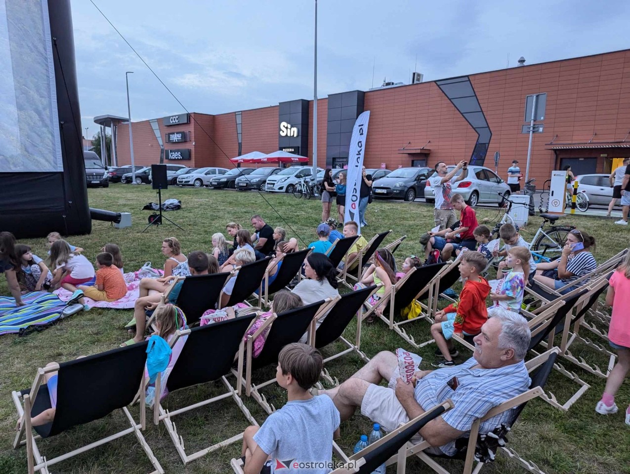 Kino plenerowe przy Galerii Bursztynowej [12.07.2024] - zdjęcie #12 - eOstroleka.pl