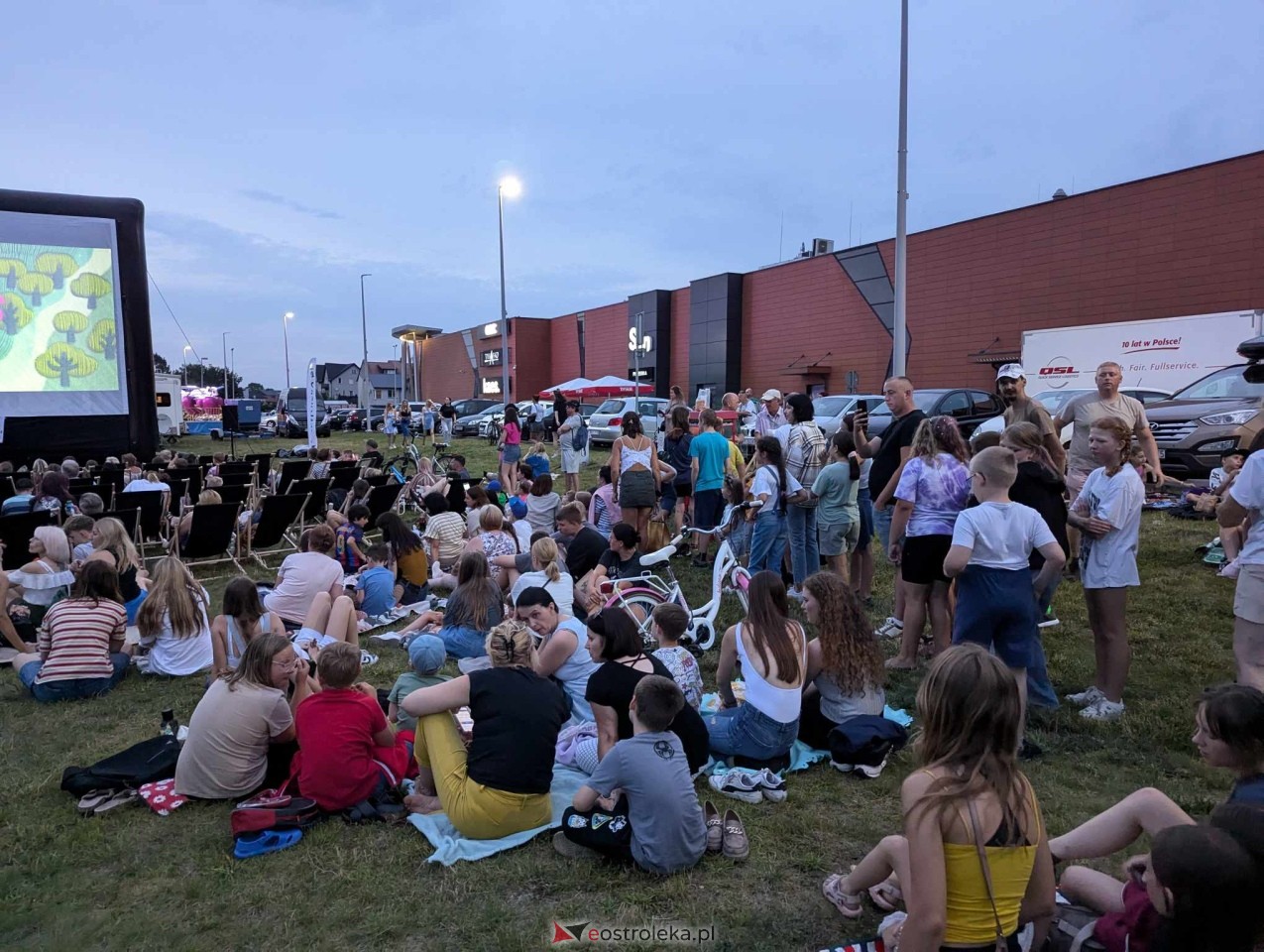 Kino plenerowe przy Galerii Bursztynowej [12.07.2024] - zdjęcie #4 - eOstroleka.pl