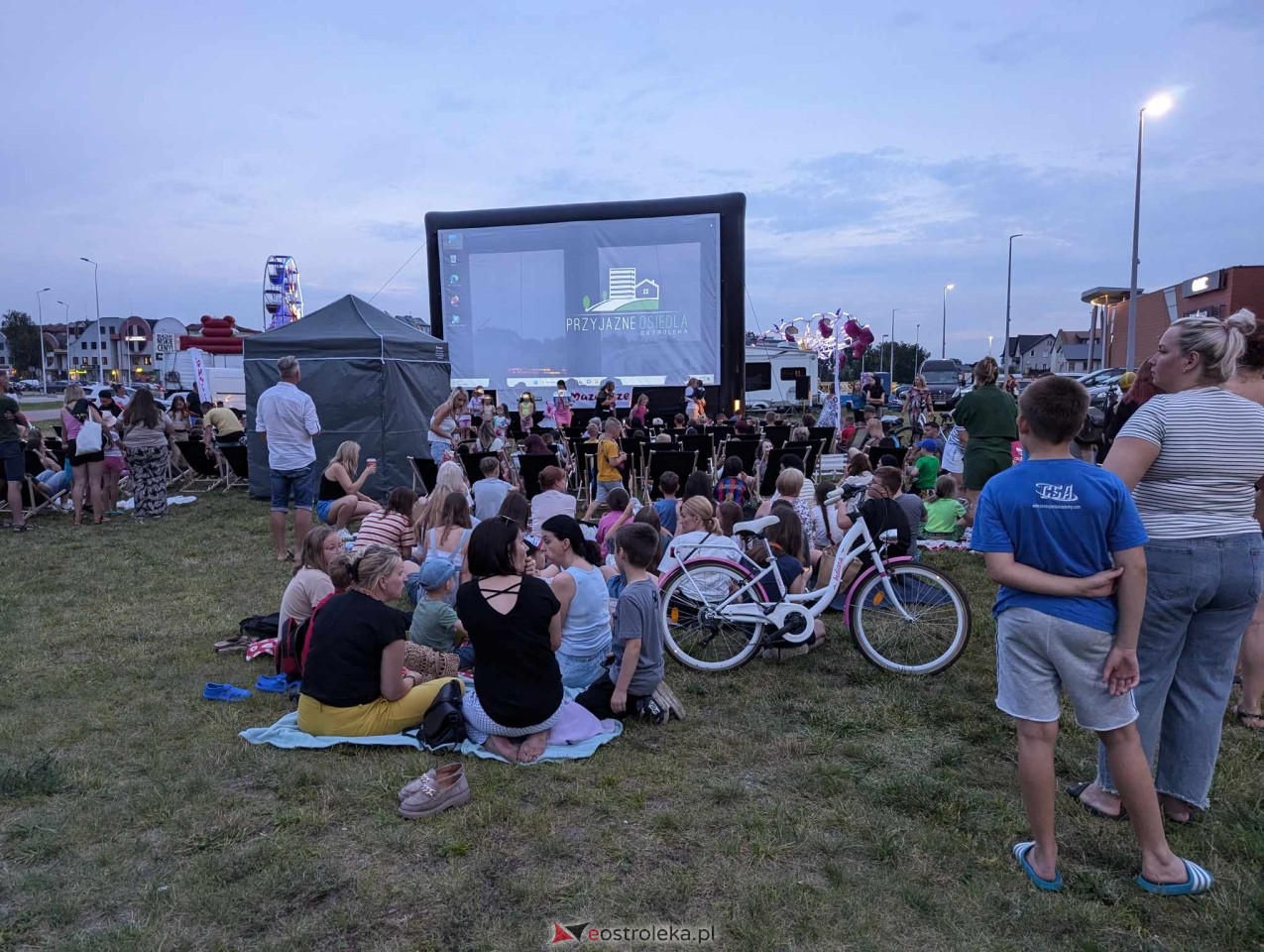 Kino plenerowe przy Galerii Bursztynowej [12.07.2024] - zdjęcie #2 - eOstroleka.pl