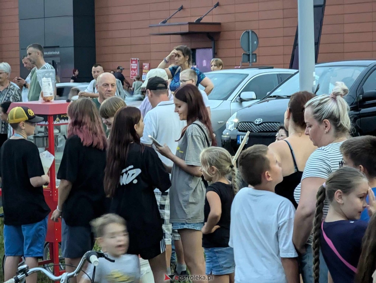 Kino plenerowe przy Galerii Bursztynowej [12.07.2024] - zdjęcie #1 - eOstroleka.pl