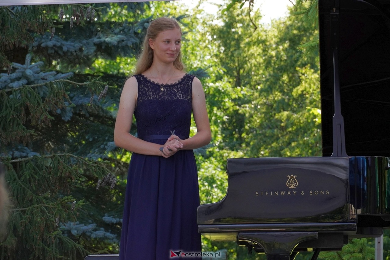 Koncert z cyklu „CHOPIN en VACANCES” w Susku Starym [14.07.2024] - zdjęcie #36 - eOstroleka.pl