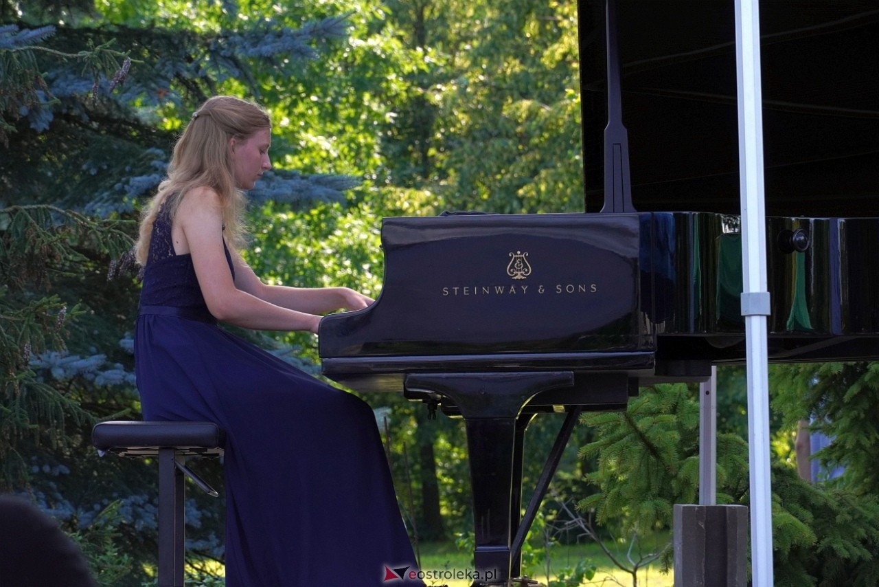 Koncert z cyklu „CHOPIN en VACANCES” w Susku Starym [14.07.2024] - zdjęcie #29 - eOstroleka.pl