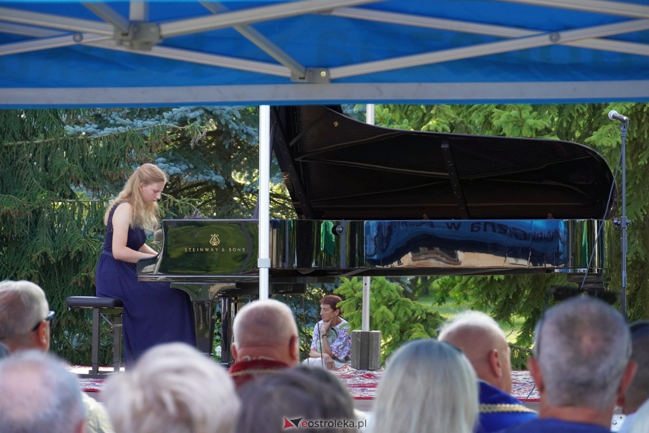 Koncert z cyklu „CHOPIN en VACANCES” w Susku Starym [14.07.2024] - zdjęcie #24 - eOstroleka.pl