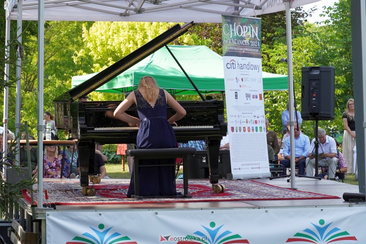 Koncert z cyklu „CHOPIN en VACANCES” w Susku Starym [14.07.2024] - zdjęcie #8 - eOstroleka.pl