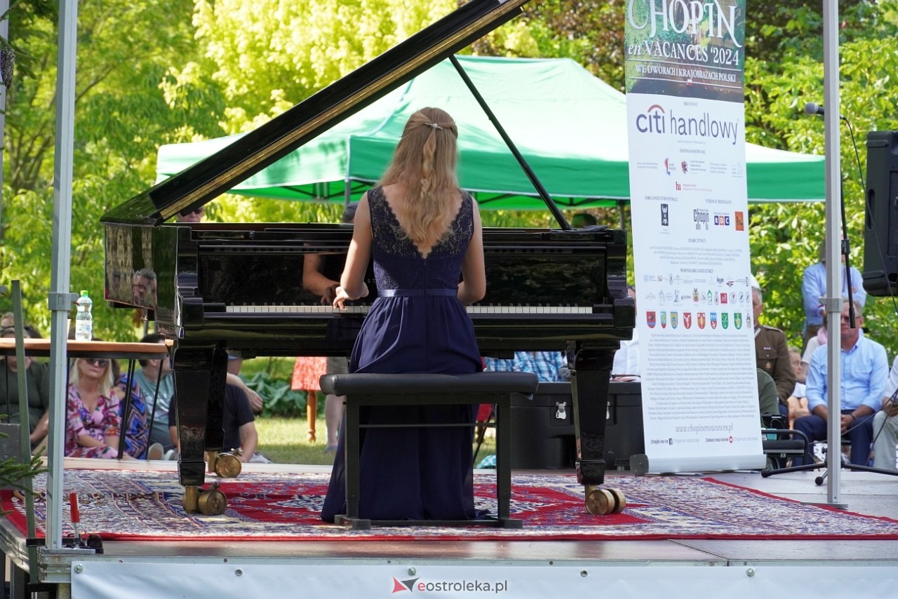 Koncert z cyklu „CHOPIN en VACANCES” w Susku Starym [14.07.2024] - zdjęcie #7 - eOstroleka.pl