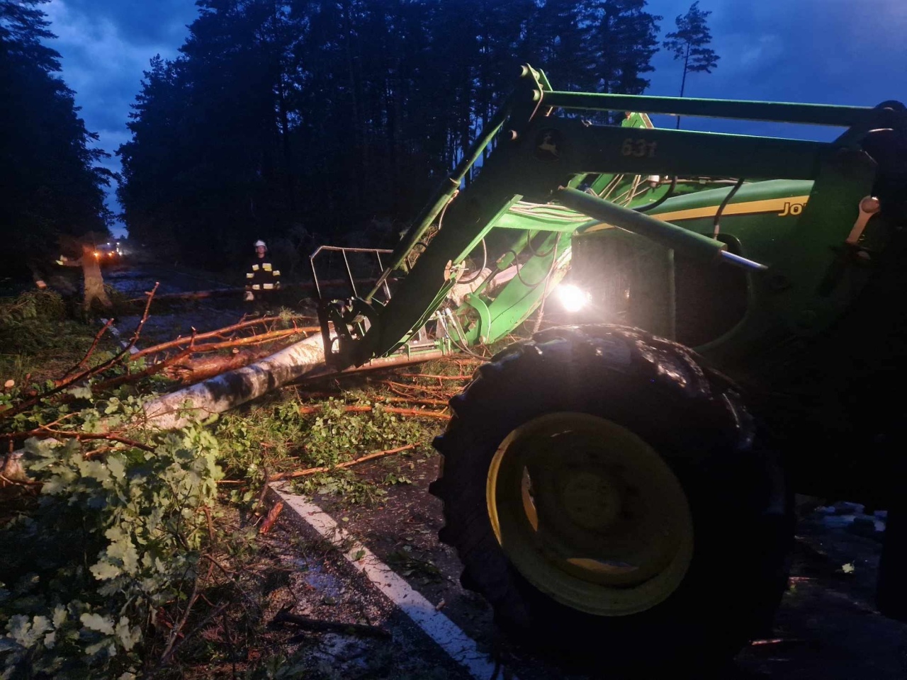 Usuwanie skutków nawałnicy w Czarni [17.07.2024] - zdjęcie #16 - eOstroleka.pl