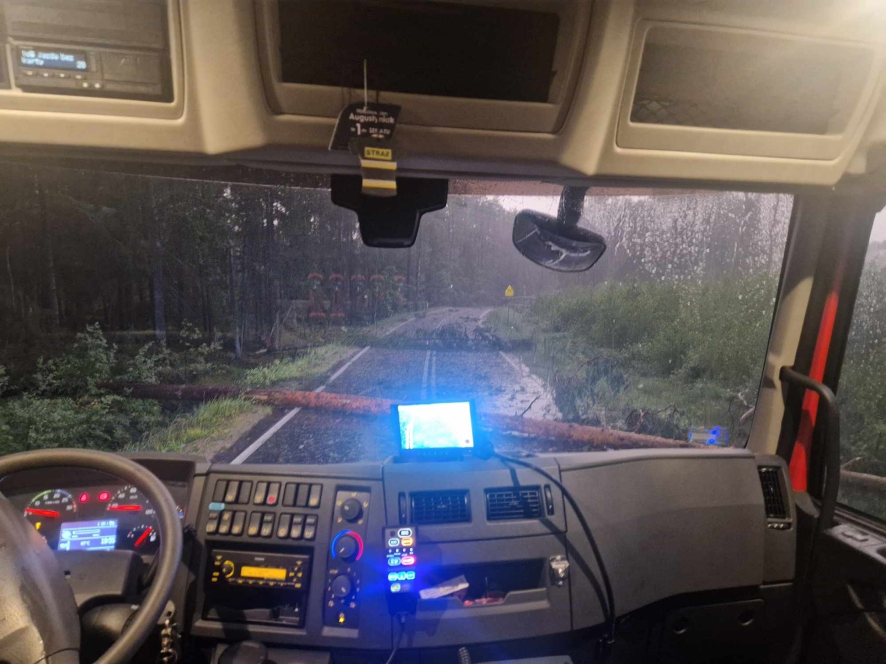 Usuwanie skutków nawałnicy w Czarni [17.07.2024] - zdjęcie #13 - eOstroleka.pl