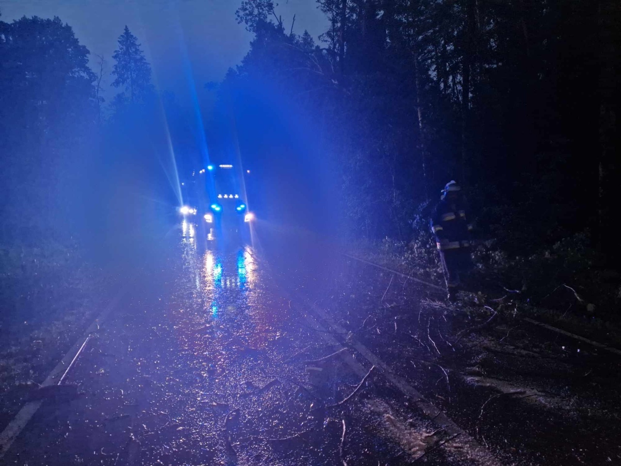 Usuwanie skutków nawałnicy w Czarni [17.07.2024] - zdjęcie #9 - eOstroleka.pl