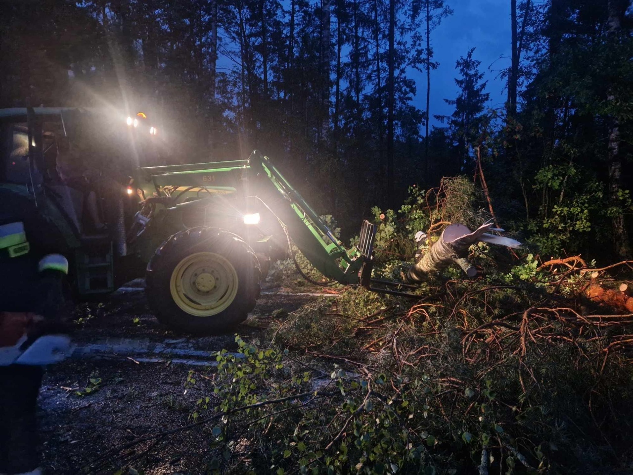 Usuwanie skutków nawałnicy w Czarni [17.07.2024] - zdjęcie #1 - eOstroleka.pl