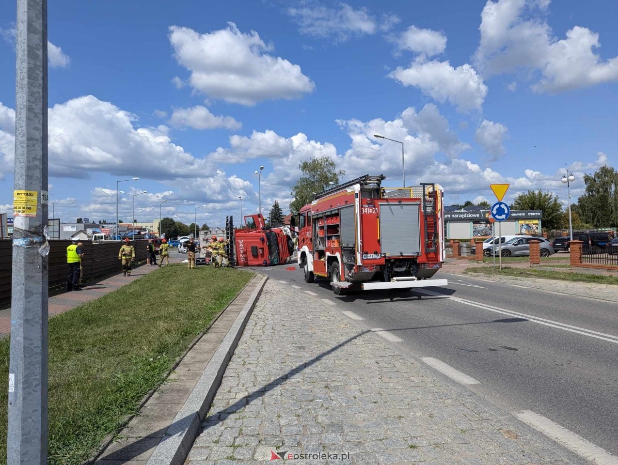 Wypadek z udziałem wozu strażackiego [18.07.2024] - zdjęcie #3 - eOstroleka.pl