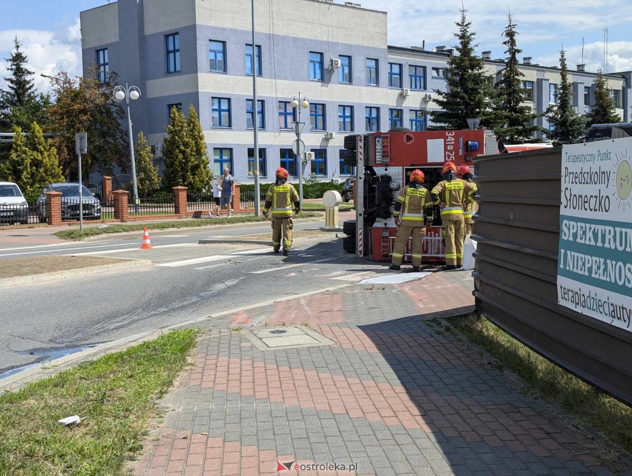 Wypadek z udziałem wozu strażackiego [18.07.2024] - zdjęcie #2 - eOstroleka.pl