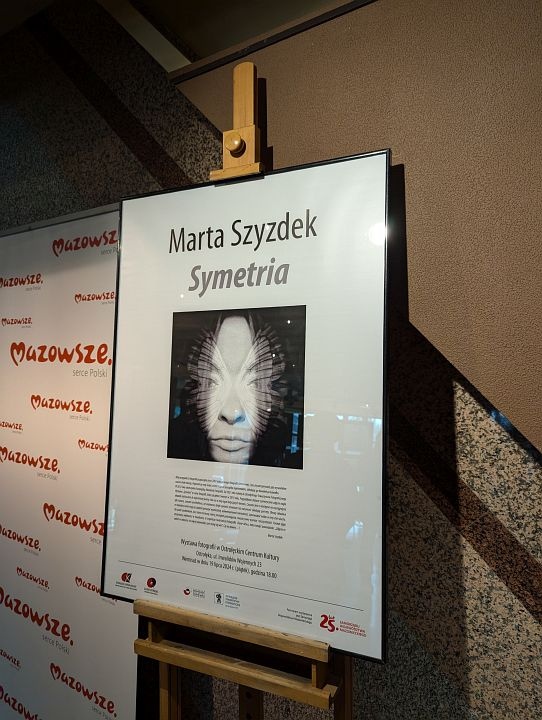 Wernisaż wystawy „Symetria” - zdjęcie #19 - eOstroleka.pl