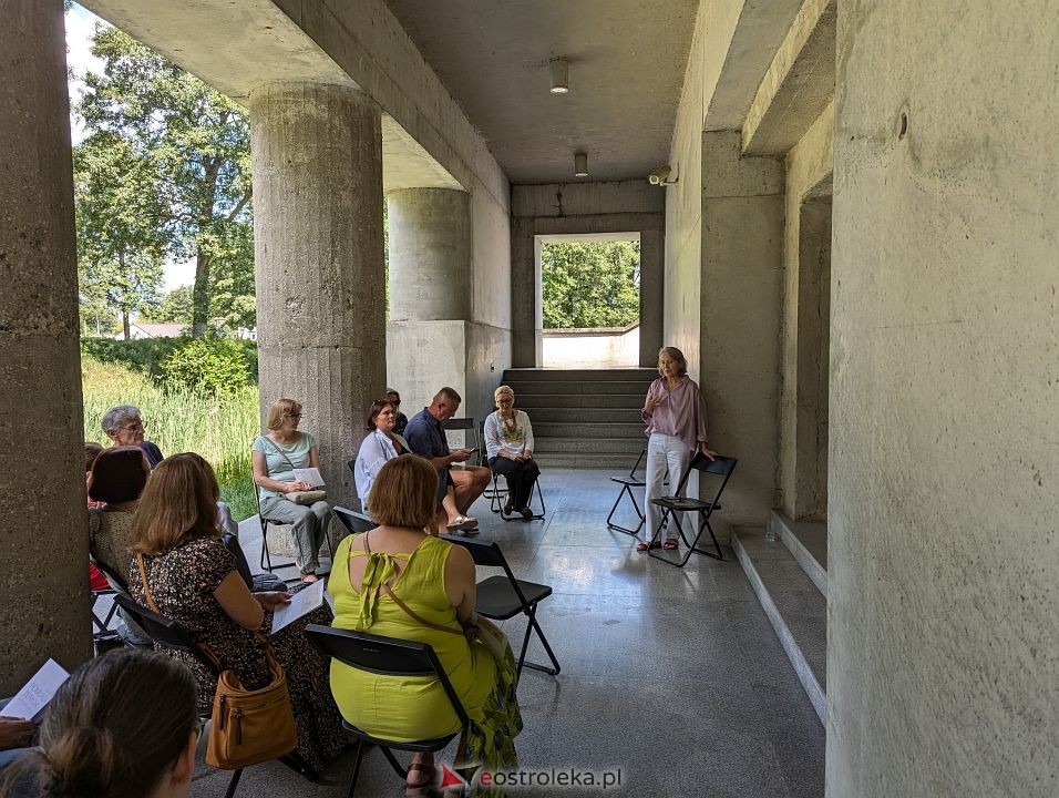 Oprowadzanie kuratorskie i spotkanie wokół książki „Romuald Zerych. Rzeźbiarz niezapamiętany [21.07.2024] - zdjęcie #6 - eOstroleka.pl