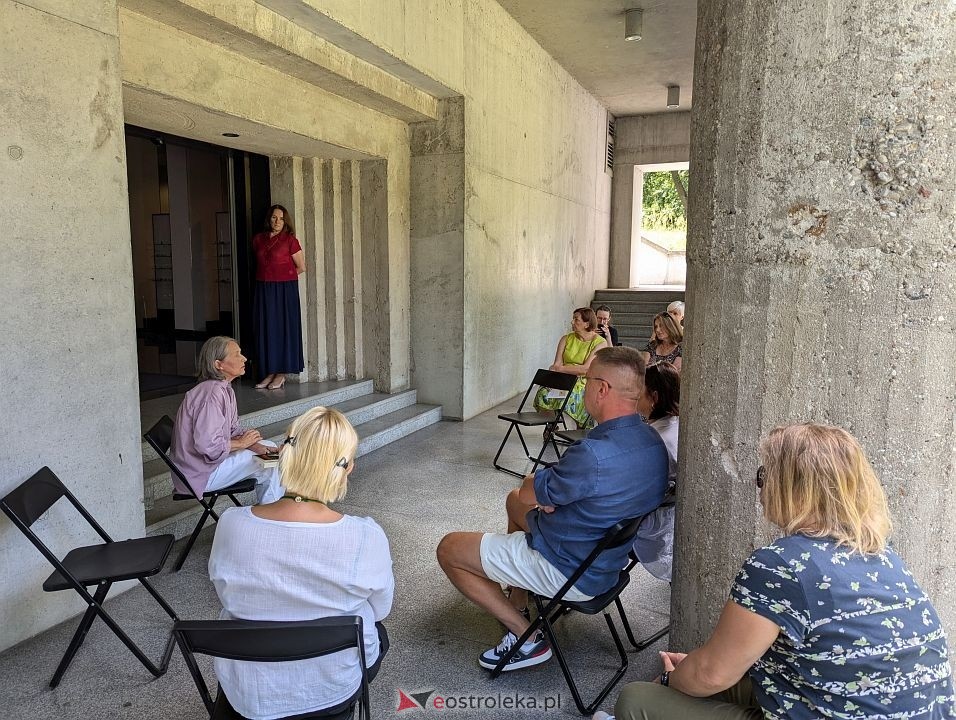 Oprowadzanie kuratorskie i spotkanie wokół książki „Romuald Zerych. Rzeźbiarz niezapamiętany [21.07.2024] - zdjęcie #10 - eOstroleka.pl