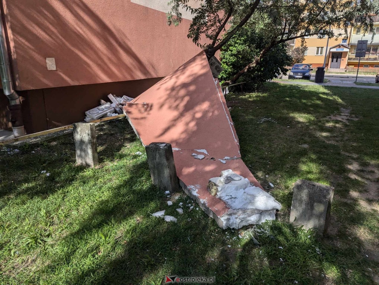 Uszkodzona elewacja budynku na os. Centrum w Ostrołęce [29.07.2024] - zdjęcie #8 - eOstroleka.pl