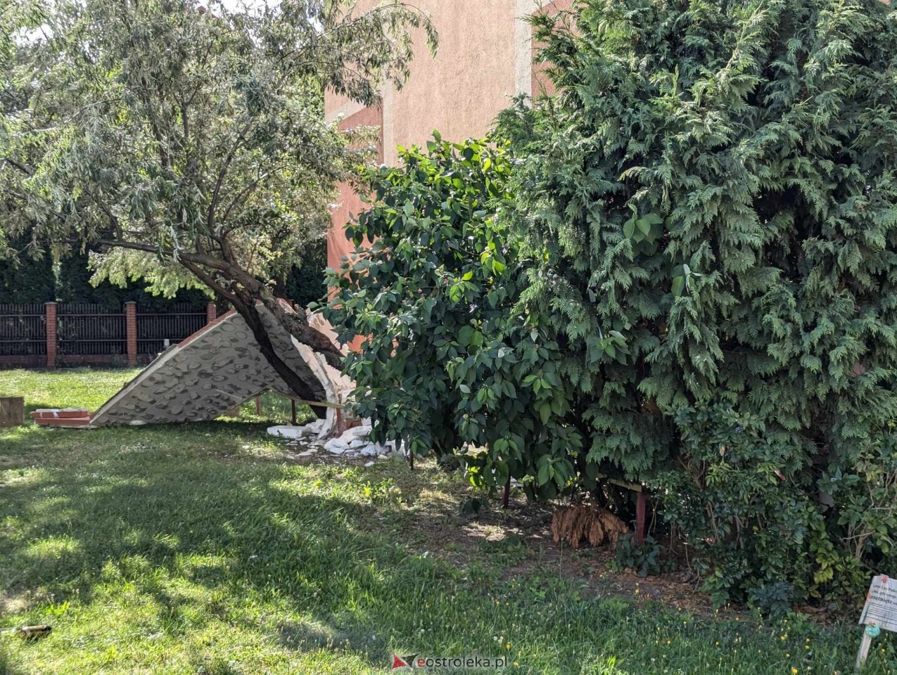 Uszkodzona elewacja budynku na os. Centrum w Ostrołęce [29.07.2024] - zdjęcie #6 - eOstroleka.pl