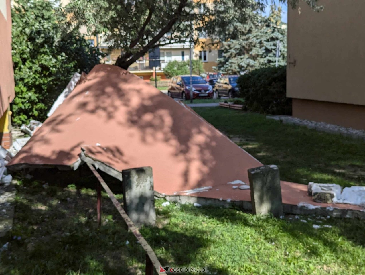 Uszkodzona elewacja budynku na os. Centrum w Ostrołęce [29.07.2024] - zdjęcie #5 - eOstroleka.pl
