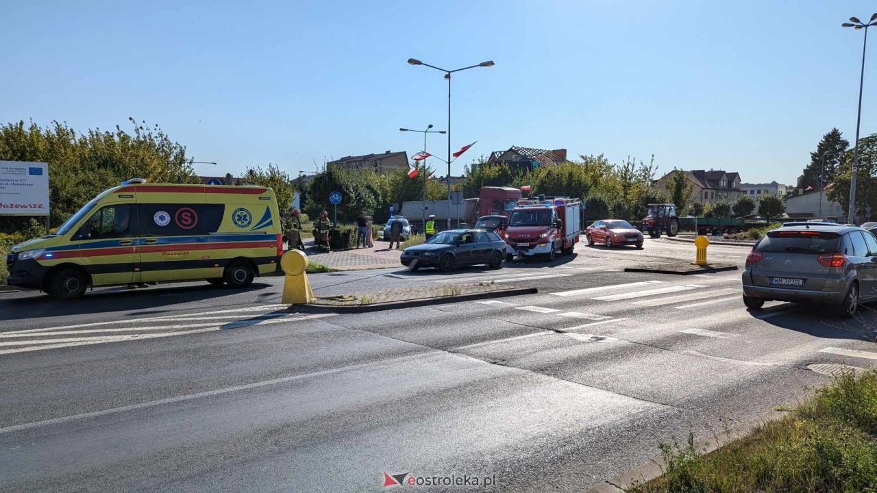 Wypadek na rondzie Kupiszewskiego w Ostrołęce [01.08.2024] - zdjęcie #12 - eOstroleka.pl