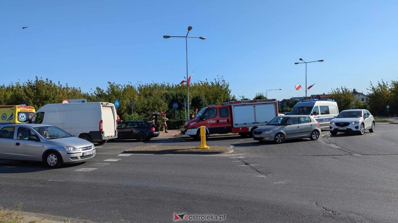 Wypadek na rondzie Kupiszewskiego w Ostrołęce [01.08.2024] - zdjęcie #8 - eOstroleka.pl