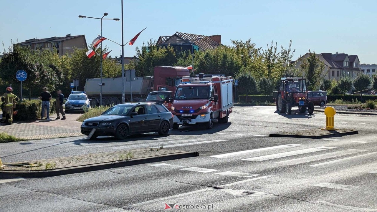 Wypadek na rondzie Kupiszewskiego w Ostrołęce [01.08.2024] - zdjęcie #7 - eOstroleka.pl