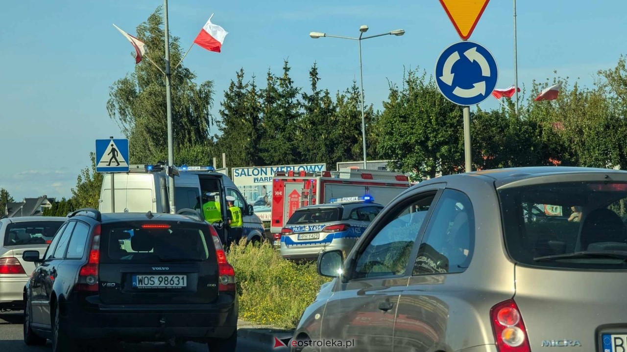 Wypadek na rondzie Kupiszewskiego w Ostrołęce [01.08.2024] - zdjęcie #4 - eOstroleka.pl