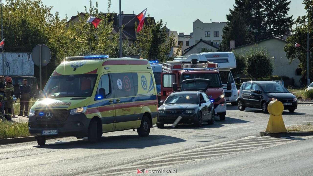 Wypadek na rondzie Kupiszewskiego w Ostrołęce [01.08.2024] - zdjęcie #3 - eOstroleka.pl