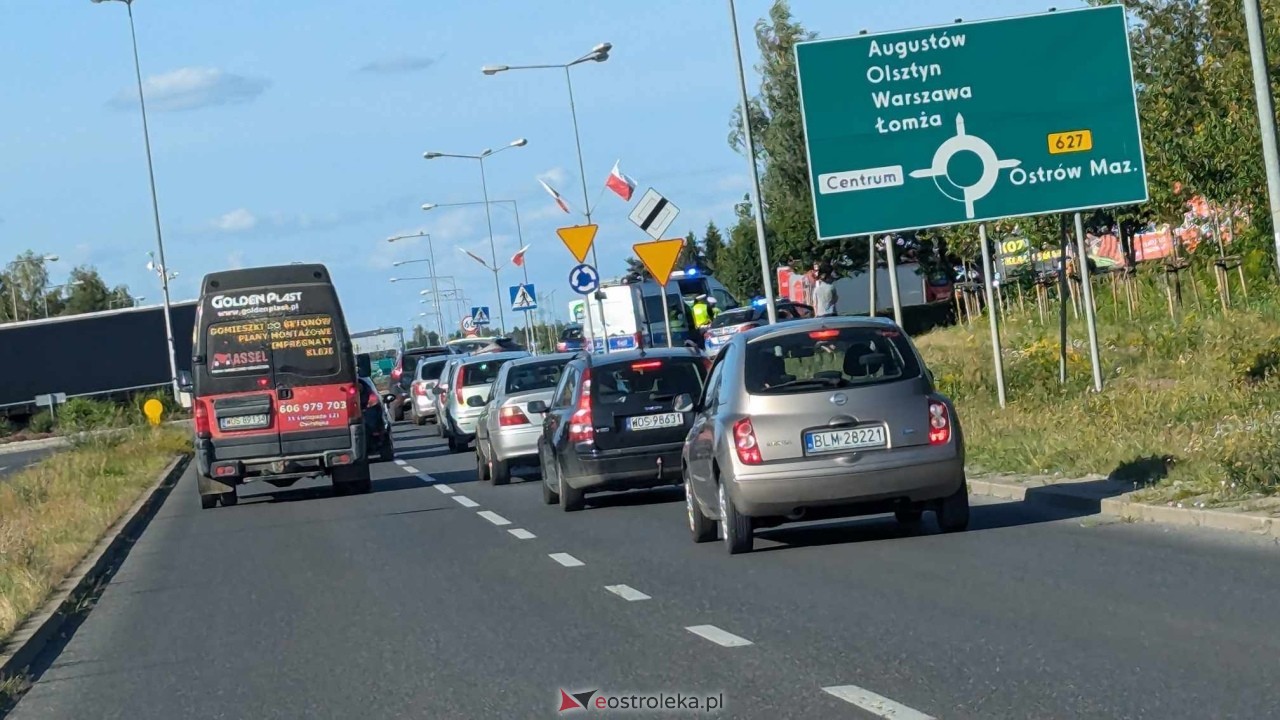 Wypadek na rondzie Kupiszewskiego w Ostrołęce [01.08.2024] - zdjęcie #2 - eOstroleka.pl