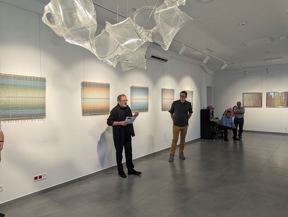 Marcin Litwa - Szklane kilimy - wernisaż wystawy w Galerii Ostrołęka [01.08.24] - zdjęcie #19 - eOstroleka.pl