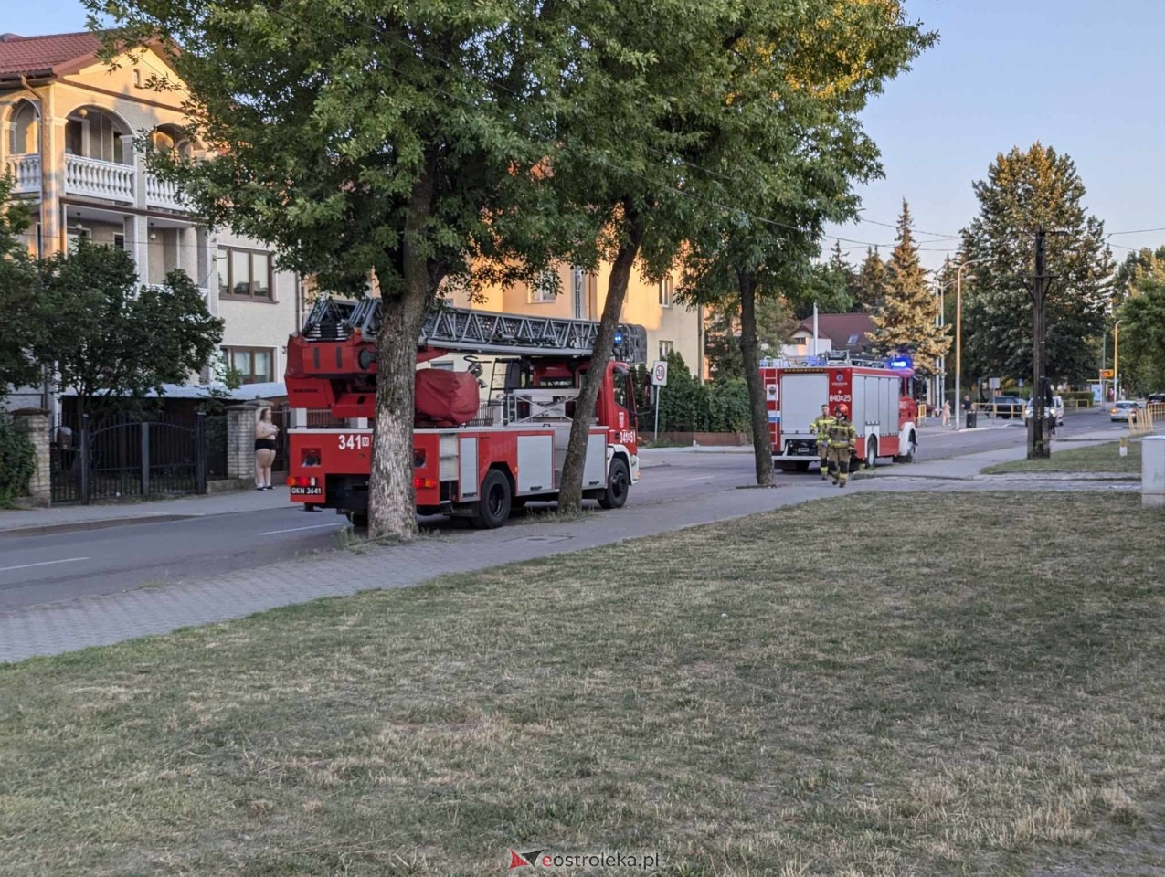 Akcja strażacka w bloku przy Sienkiewicza w Ostrołęce [01.08.2024] - zdjęcie #1 - eOstroleka.pl