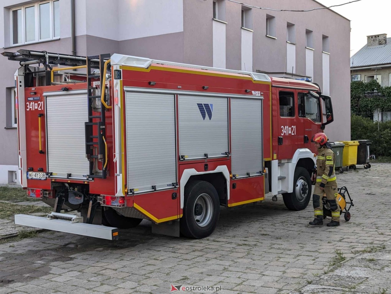 Akcja strażacka w bloku przy Sienkiewicza w Ostrołęce [01.08.2024] - zdjęcie #12 - eOstroleka.pl