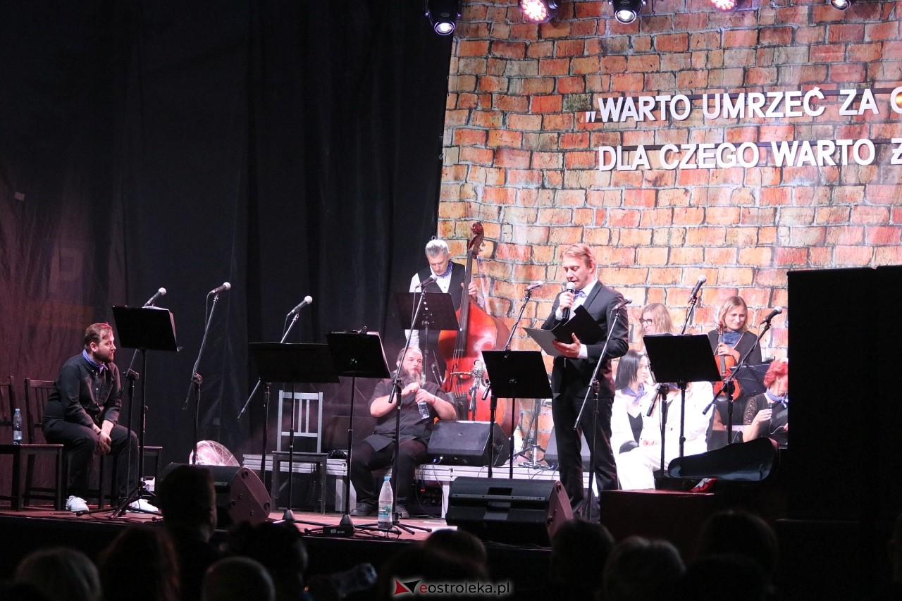 Koncert pieśni powstańczych w Ostrołęce [01.08.2024] - zdjęcie #3 - eOstroleka.pl