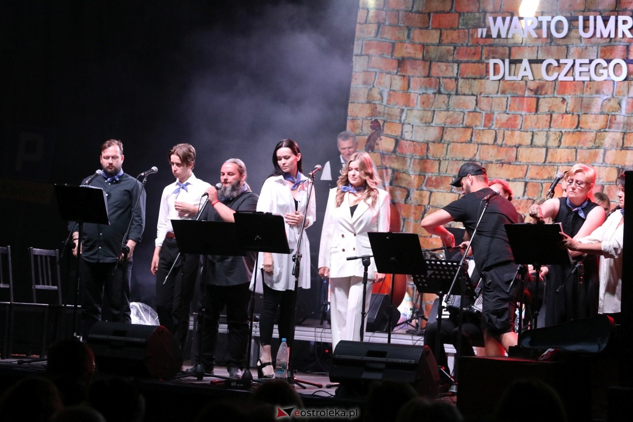 Koncert pieśni powstańczych w Ostrołęce [01.08.2024] - zdjęcie #2 - eOstroleka.pl