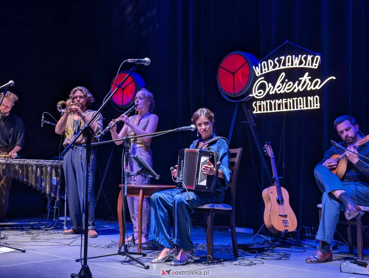 Koncert Warszawskiej Orkiestry Sentymentalnej [02.08.2024] - zdjęcie #40 - eOstroleka.pl