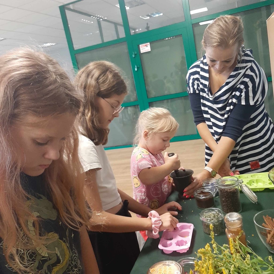 Mydełkowe warsztaty w Brzeźnie [03.08.2024] - zdjęcie #14 - eOstroleka.pl