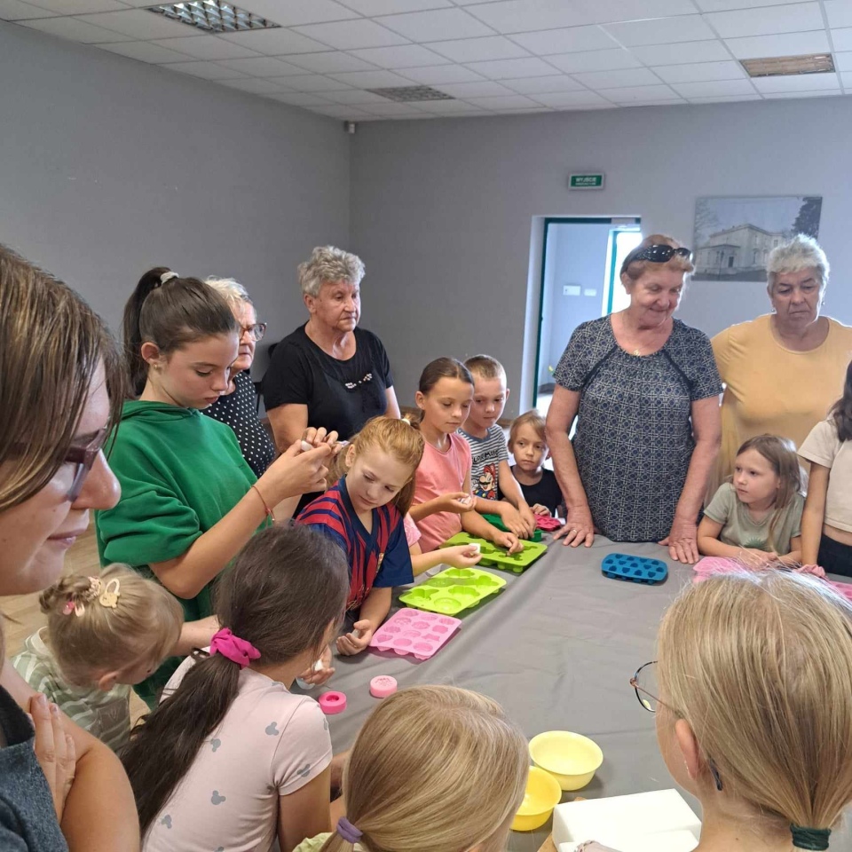 Mydełkowe warsztaty w Brzeźnie [03.08.2024] - zdjęcie #12 - eOstroleka.pl