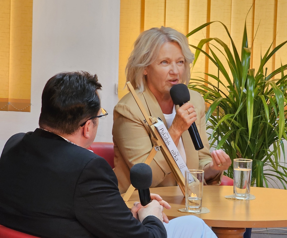 Niezapomniane spotkanie z Marią Pakulnis w Ostrołęce [06.08.2024] - zdjęcie #3 - eOstroleka.pl