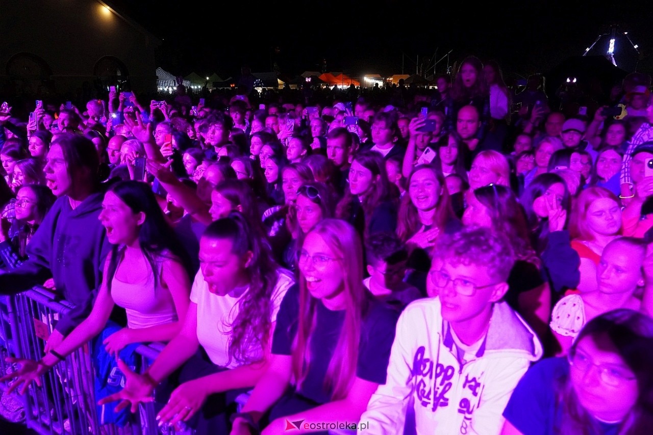 Jarmarki Czerwińskie 2024: koncert CLEO [11.08.2024] - zdjęcie #95 - eOstroleka.pl