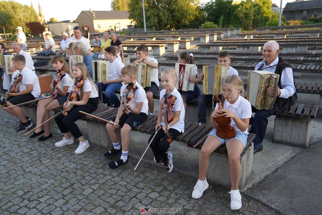 W Myszyńcu bili rekord we wspólnym wykonaniu Starej Babki [14.08.2024] - zdjęcie #107 - eOstroleka.pl