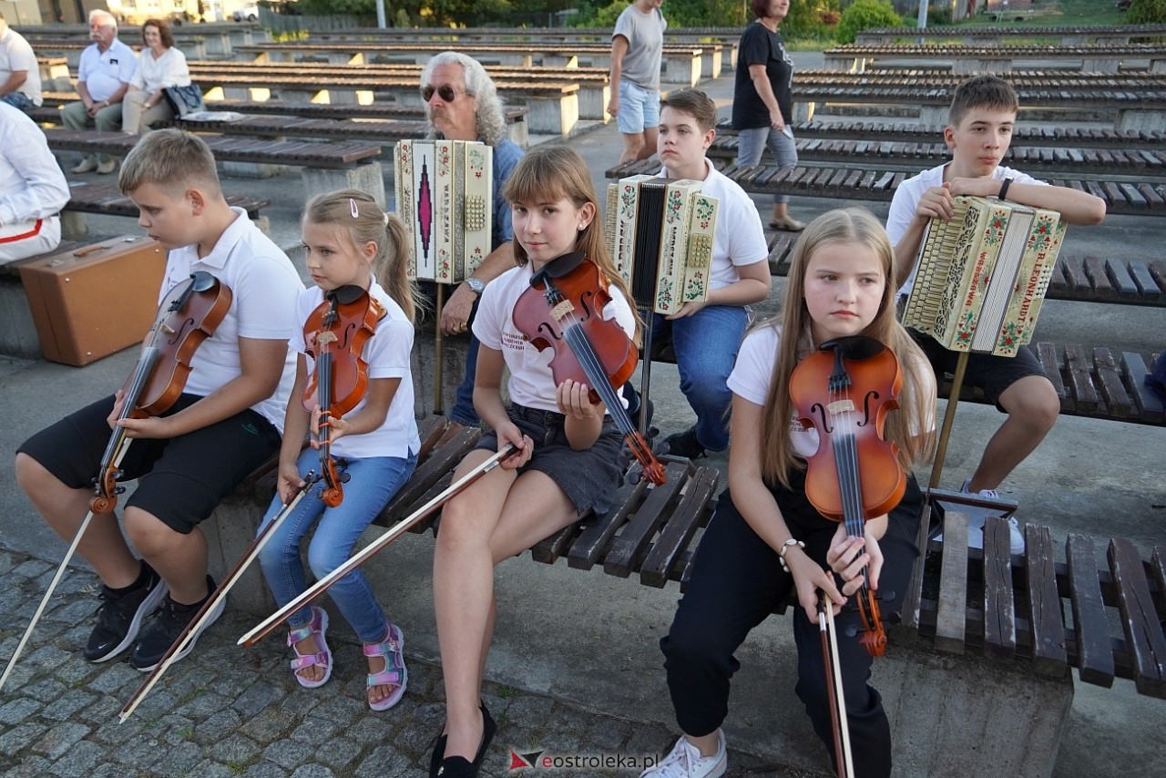 W Myszyńcu bili rekord we wspólnym wykonaniu Starej Babki [14.08.2024] - zdjęcie #102 - eOstroleka.pl