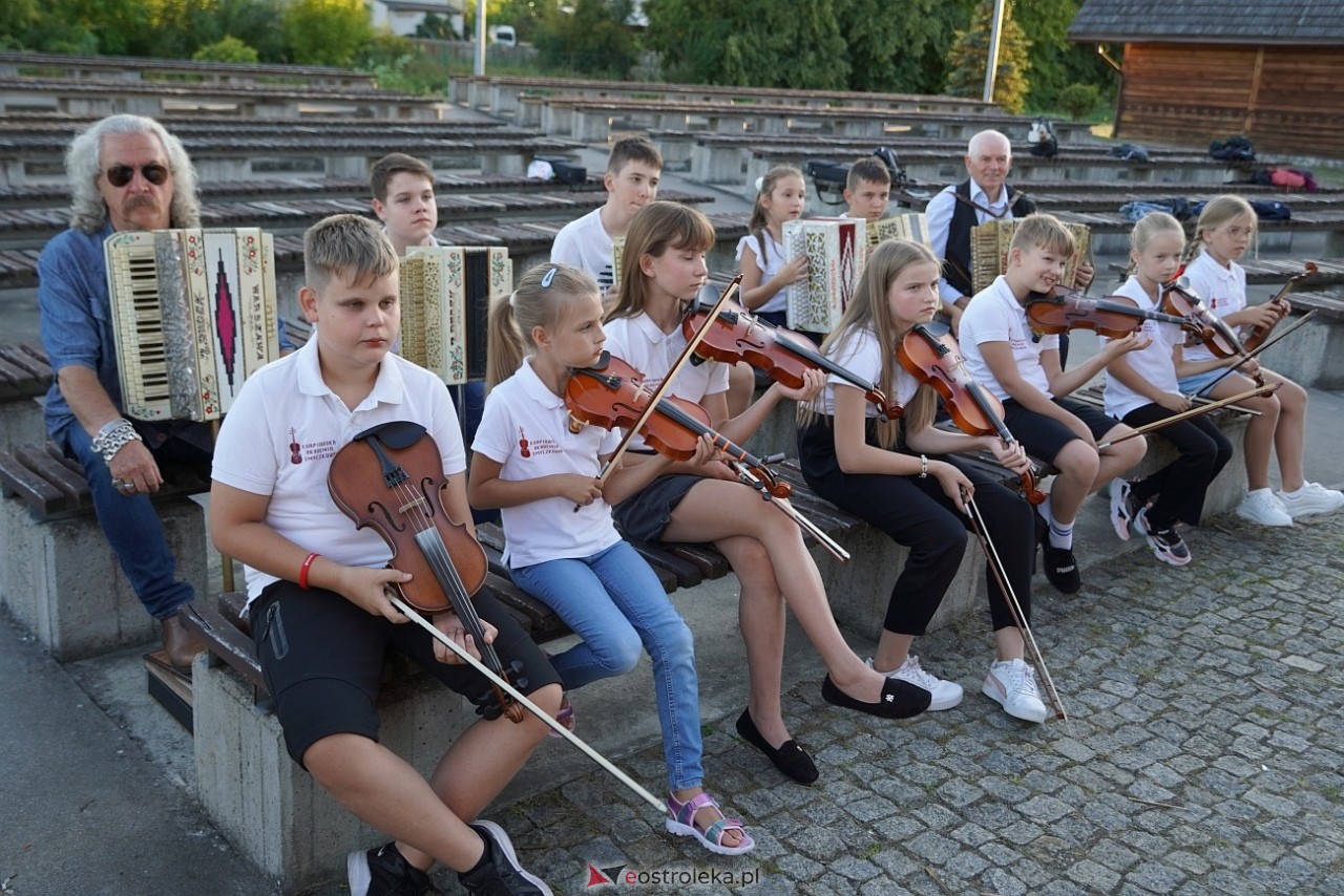 W Myszyńcu bili rekord we wspólnym wykonaniu Starej Babki [14.08.2024] - zdjęcie #92 - eOstroleka.pl